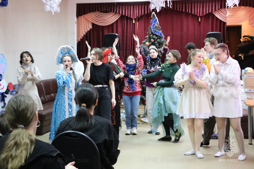 Сотрудники МЧС привезли Деда Мороза и Снегурочку в детский дом села Чебеньки