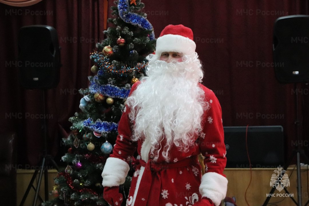 Сотрудники МЧС привезли Деда Мороза и Снегурочку в детский дом села Чебеньки